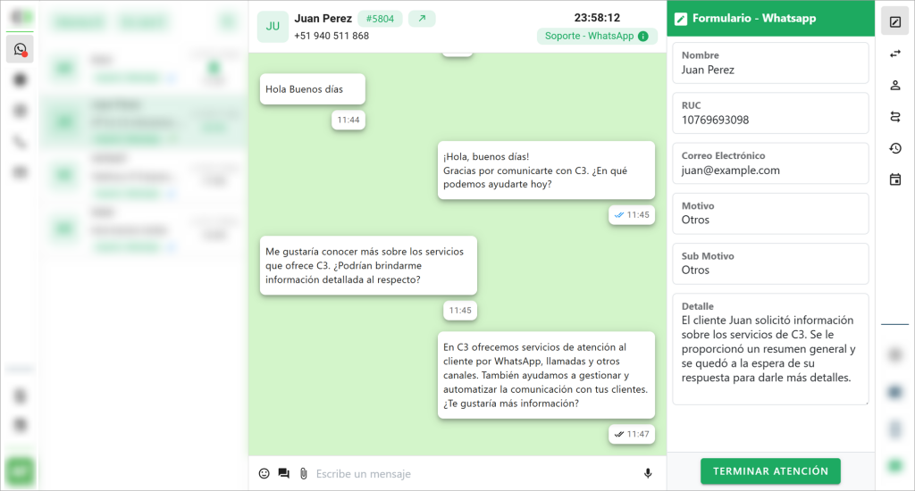 Interfaz del Canal de WhatsApp mostrando la lista de atenciones, el panel de atención y la barra lateral de herramientas rápidas.
